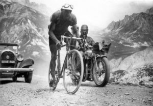 Ancienne photo course cycliste en noir et blanc